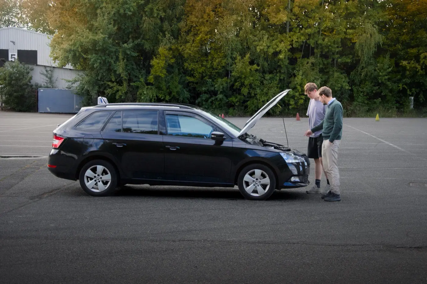 Vůz autoškoly Geier s otevřenou kapotou na cvičné ploše